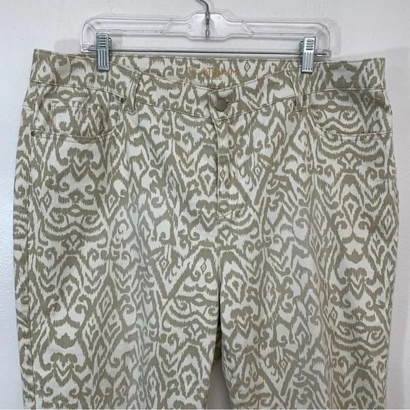 Chicos 3 Pants Crop XL/16 White Tan Print Pockets Front Zip Stretch Casual Work - Picture 2 of 11